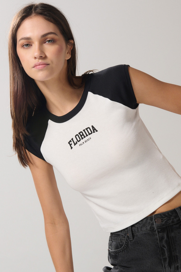 Camiseta crema con manga ranglan corta y arte college