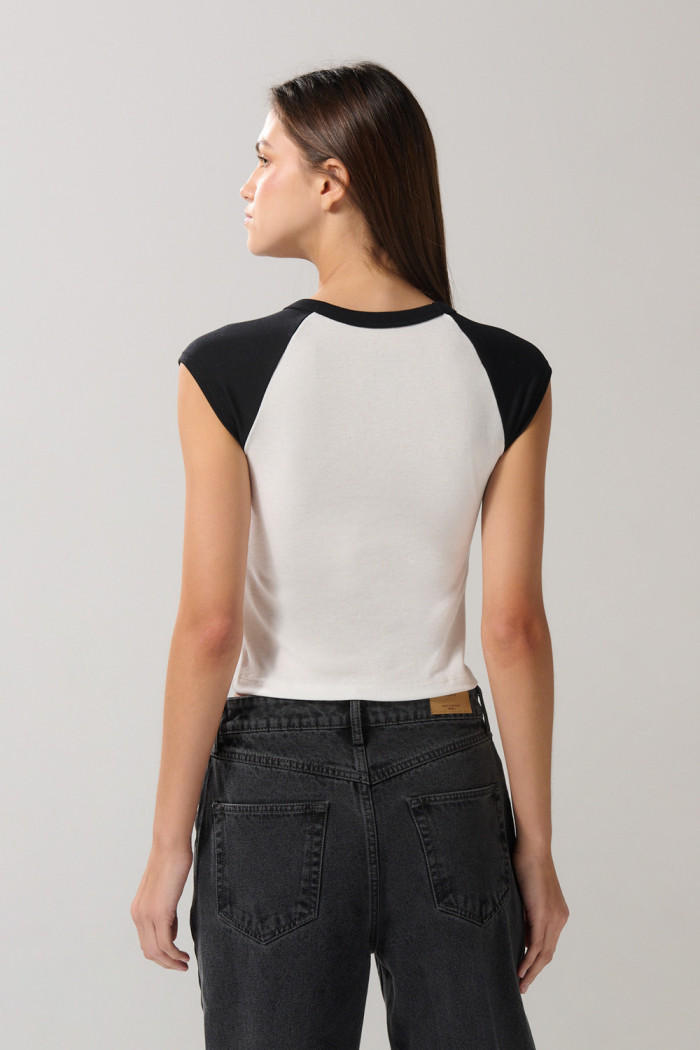 Camiseta crema con manga ranglan corta y arte college