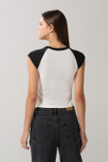 Camiseta crema con manga ranglan corta y arte college