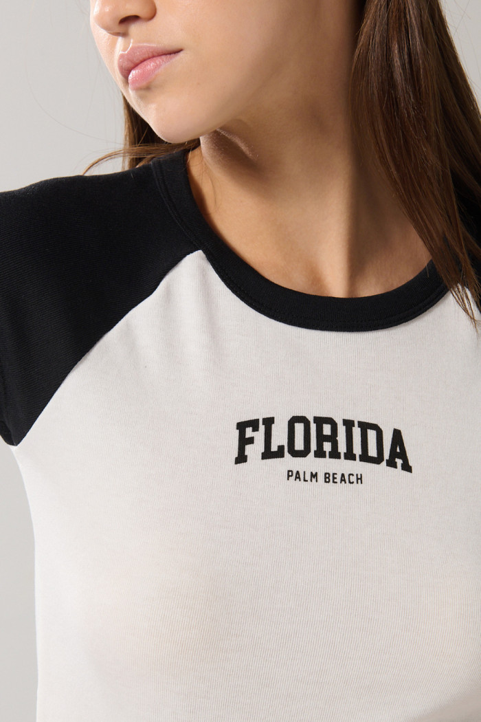 Camiseta crema con manga ranglan corta y arte college