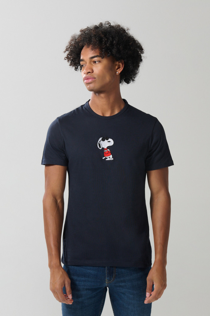 Camiseta unicolor cuello redondo con bordado de Snoopy