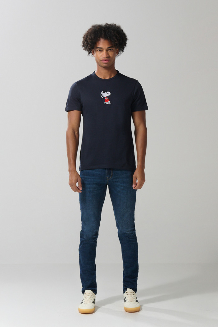 Camiseta unicolor cuello redondo con bordado de Snoopy