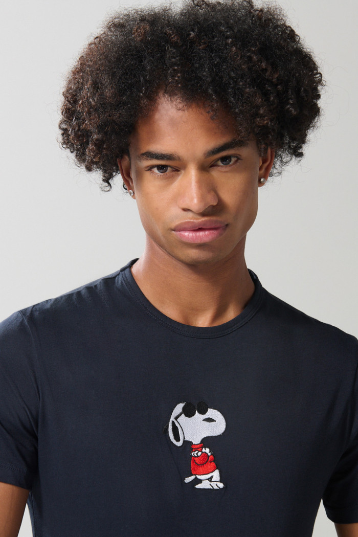 Camiseta unicolor cuello redondo con bordado de Snoopy