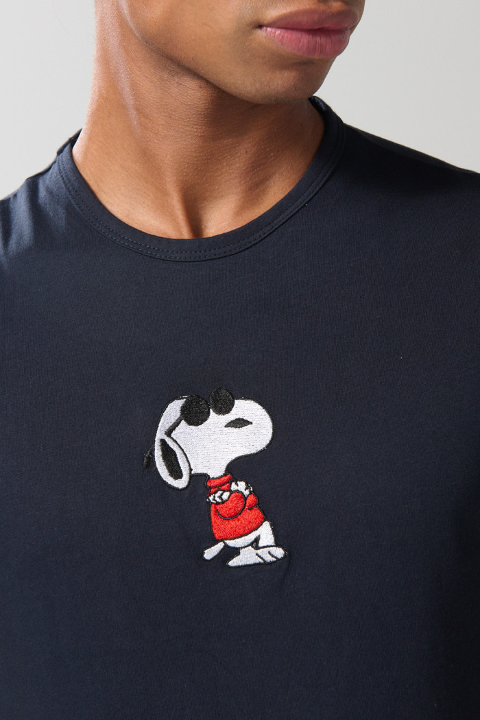 Camiseta unicolor cuello redondo con bordado de Snoopy