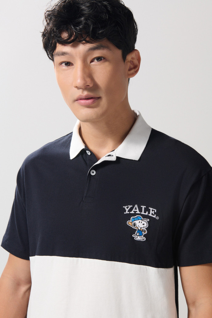 Camiseta polo azul intensa de Snoopy & Yale con manga corta