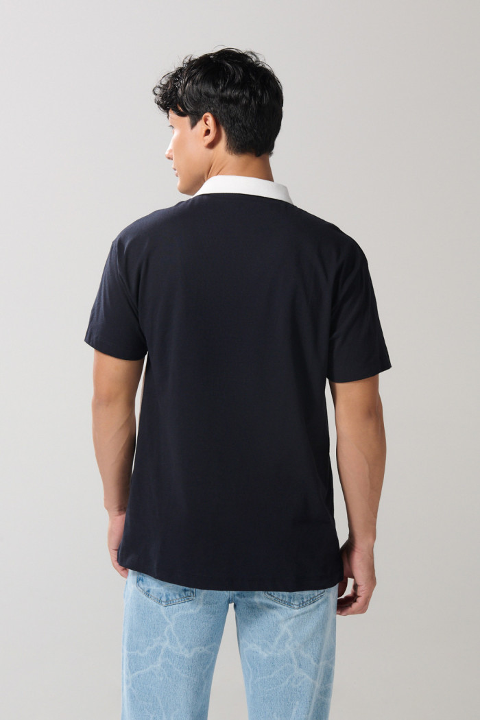 Camiseta polo azul intensa de Snoopy & Yale con manga corta