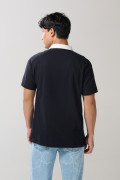 Camiseta polo azul intensa de Snoopy & Yale con manga corta