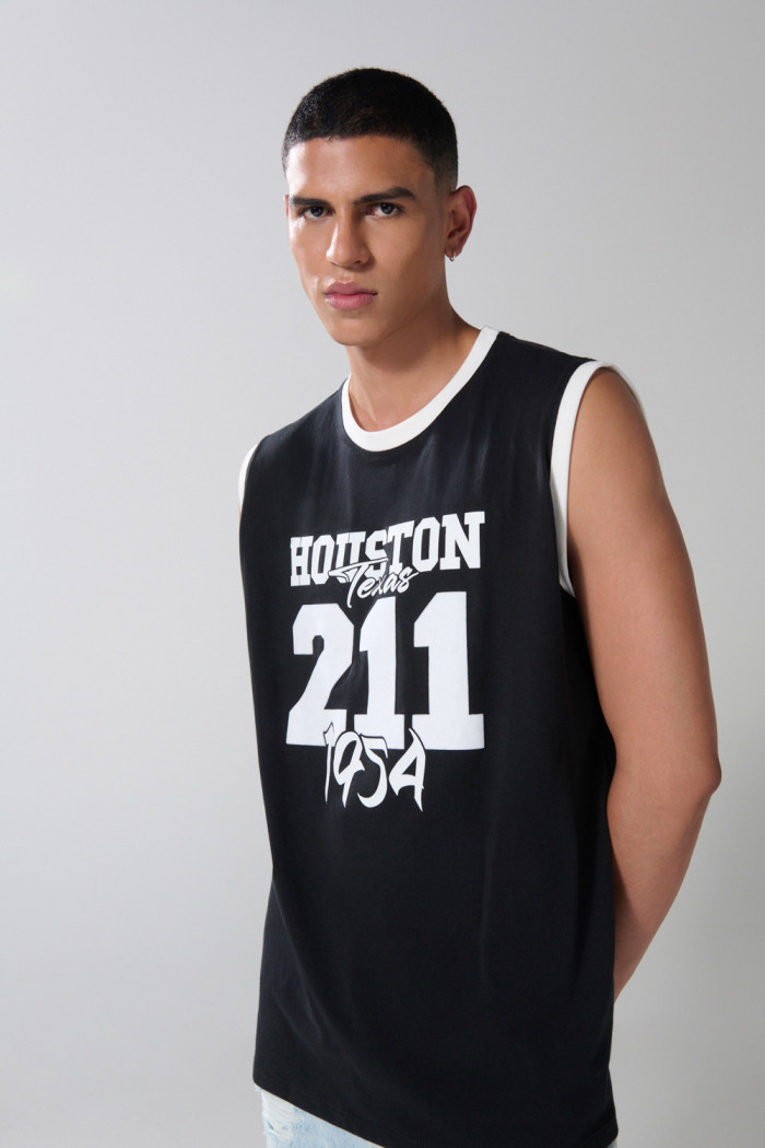 Camiseta manga sisa negra oversize con arte college