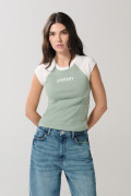 Camiseta crop top en rib verde con estampado college