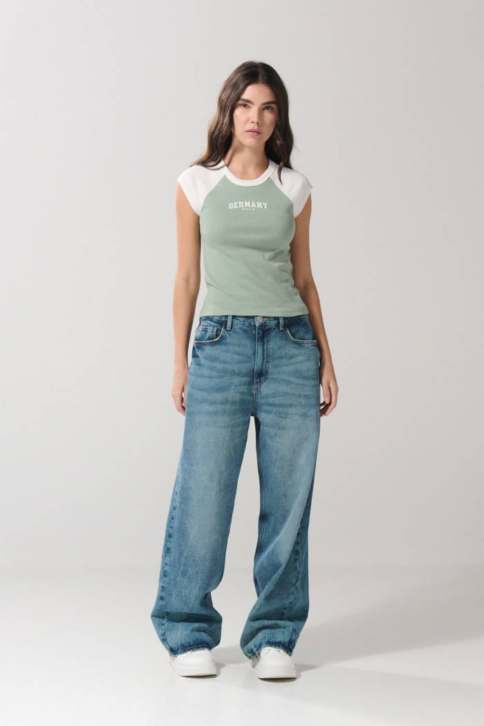 Camiseta crop top en rib verde con estampado college