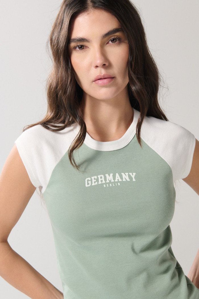 Camiseta crop top en rib verde con estampado college