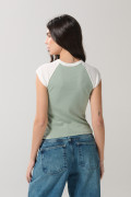 Camiseta crop top en rib verde con estampado college