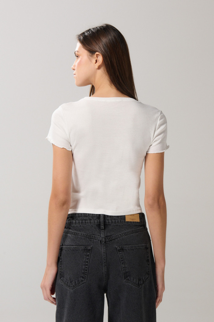Camiseta crema clara en rib manga corta con arte college