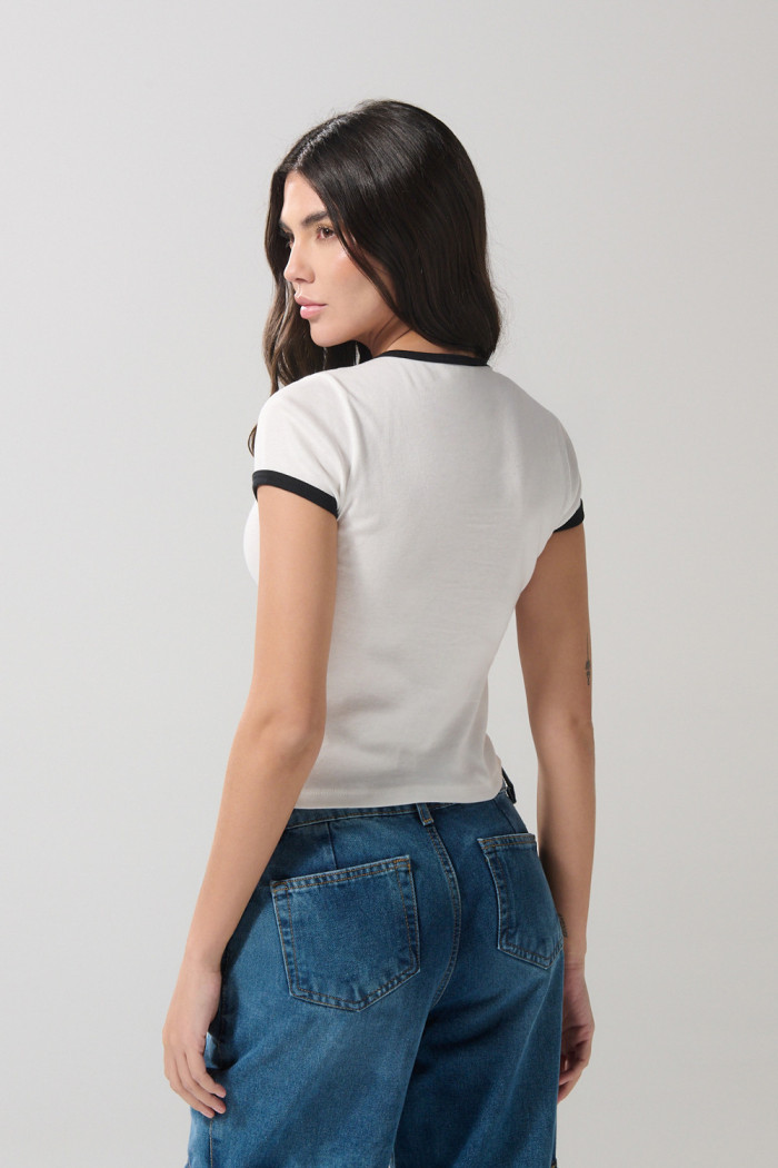 Camiseta en rib college crema manga corta con contrastes