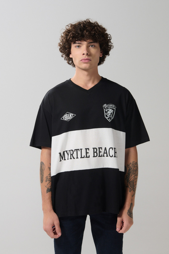 Camiseta oversize negra college con cuello V y corte blanco