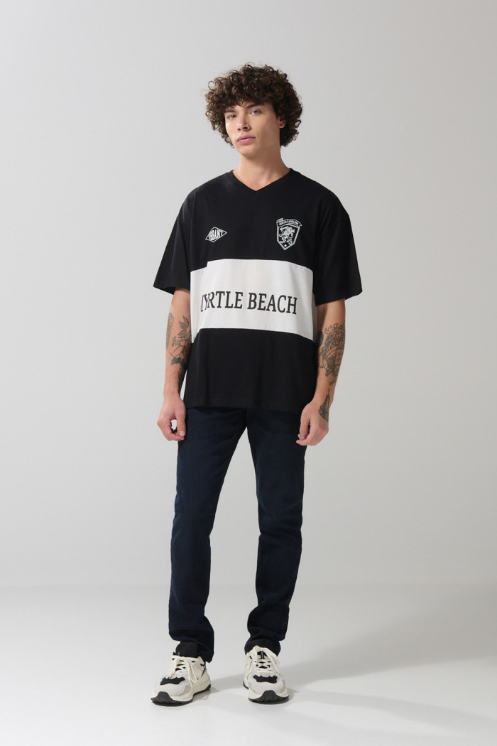 Camiseta oversize negra college con cuello V y corte blanco