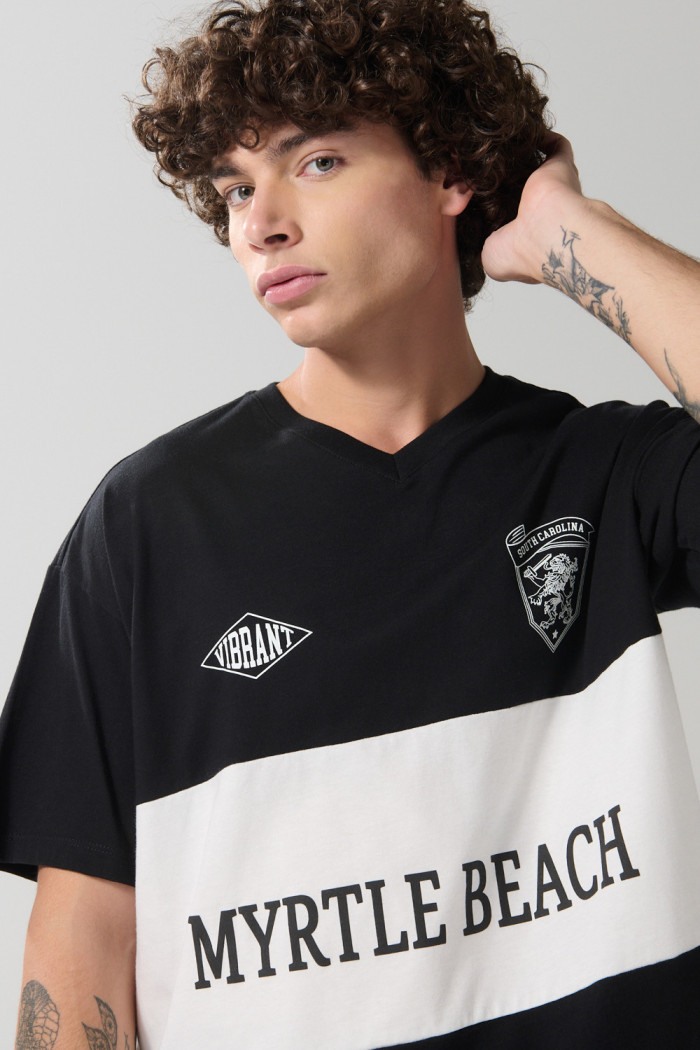 Camiseta oversize negra college con cuello V y corte blanco