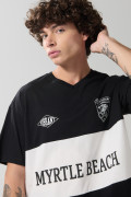 Camiseta oversize negra college con cuello V y corte blanco