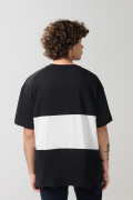 Camiseta oversize negra college con cuello V y corte blanco