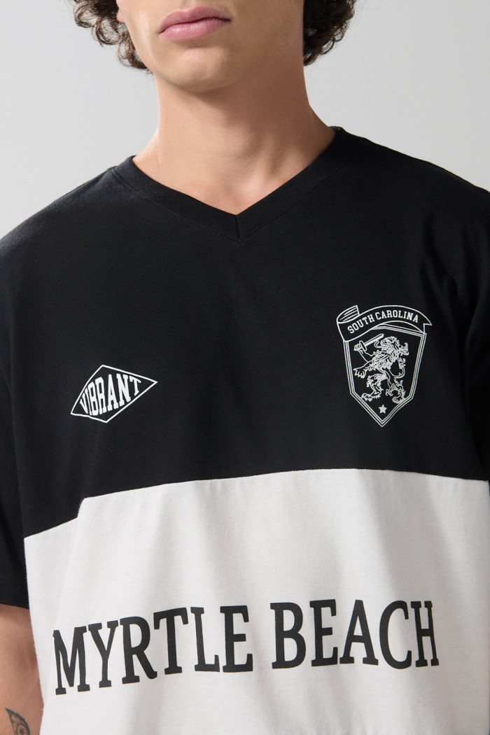 Camiseta oversize negra college con cuello V y corte blanco