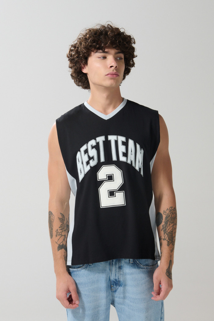 Camiseta oversize manga sisa negra con diseños college
