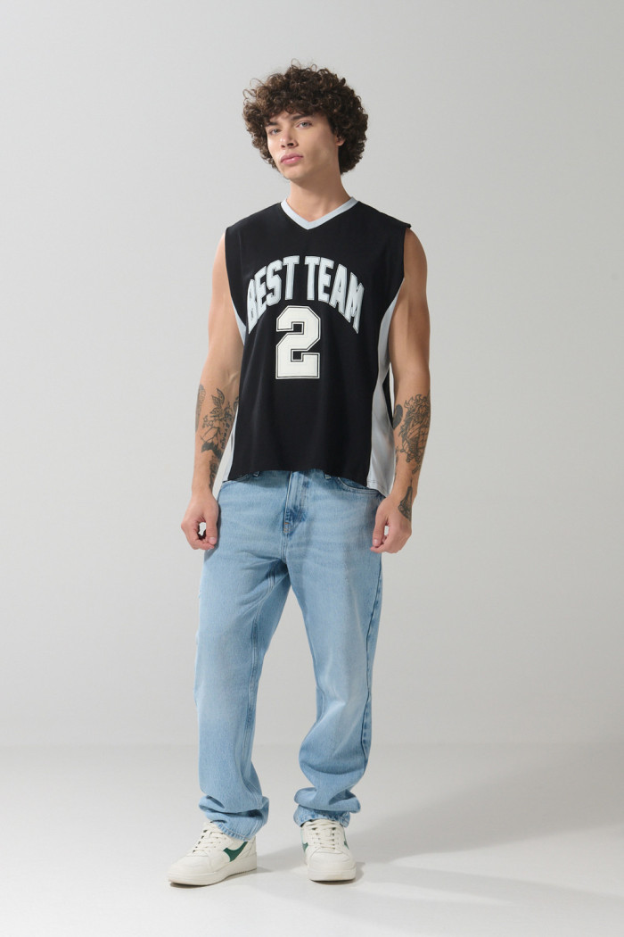 Camiseta oversize manga sisa negra con diseños college