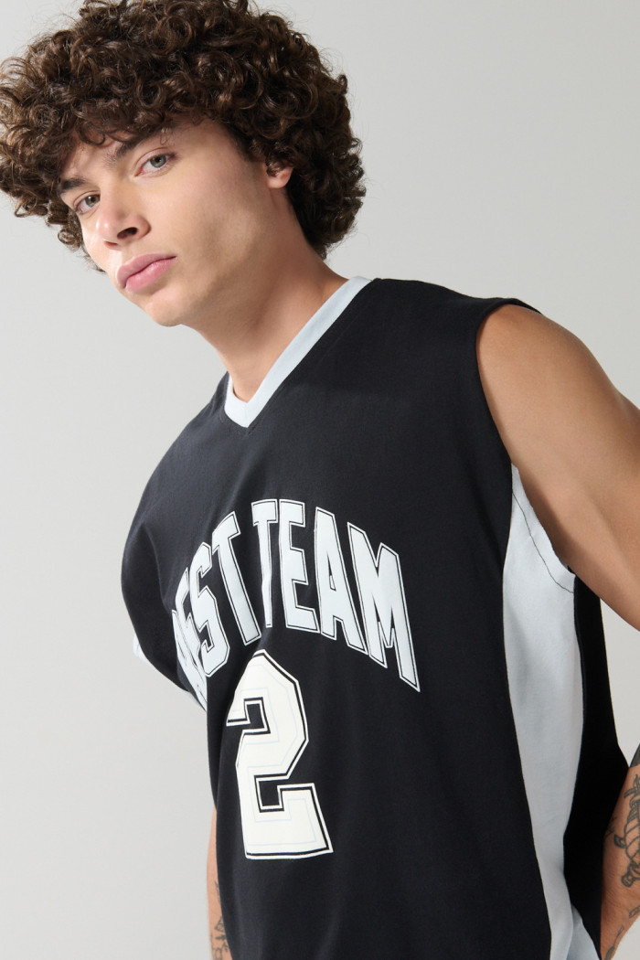 Camiseta oversize manga sisa negra con diseños college