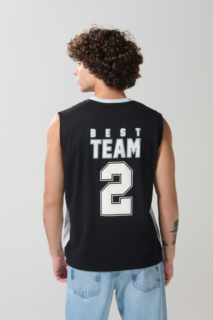 Camiseta oversize manga sisa negra con diseños college