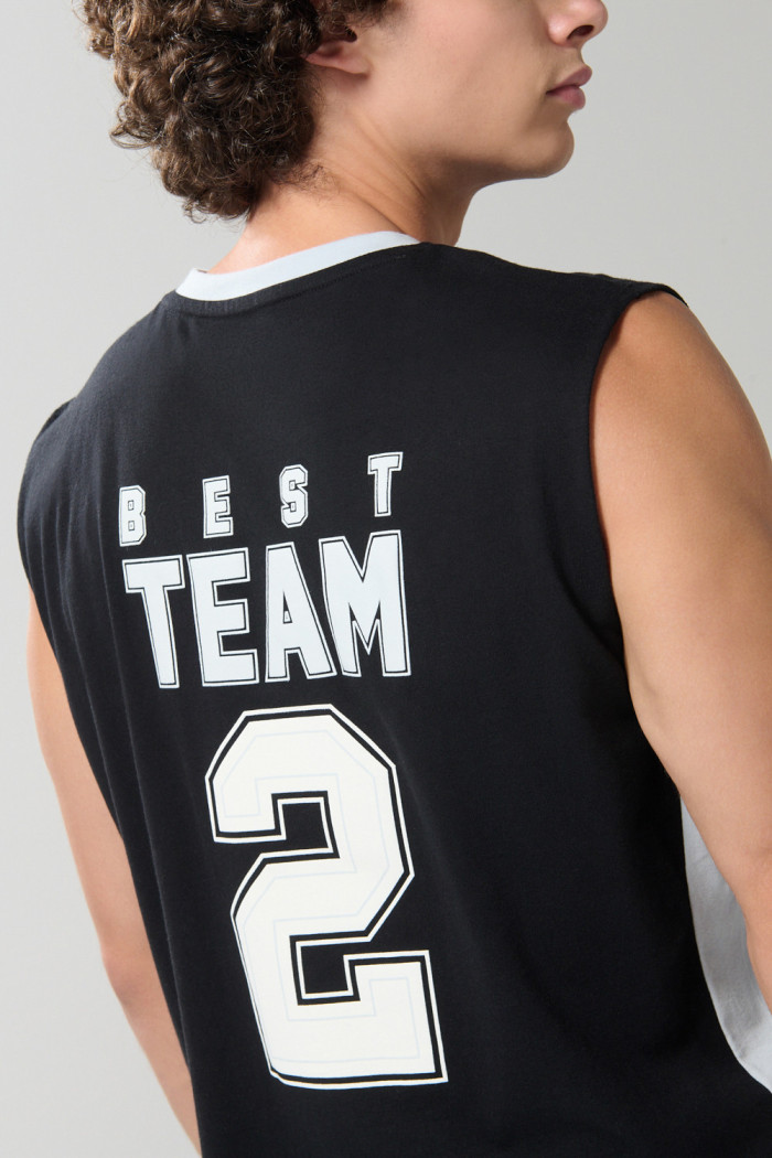 Camiseta oversize manga sisa negra con diseños college