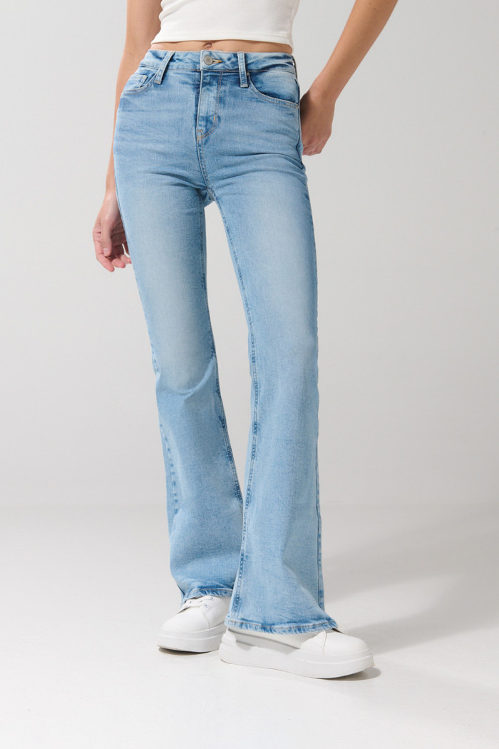 Jean flare azul claro con bolsillos, bota ancha y tiro alto