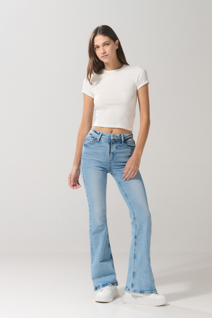 Jean flare azul claro con bolsillos, bota ancha y tiro alto