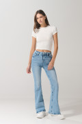 Jean flare azul claro con bolsillos, bota ancha y tiro alto
