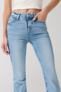 Jean flare azul claro con bolsillos, bota ancha y tiro alto