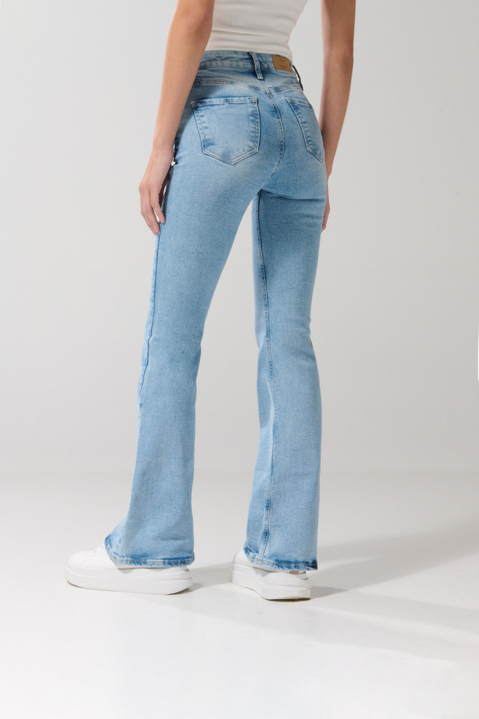 Jean flare azul claro con bolsillos, bota ancha y tiro alto