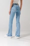 Jean flare azul claro con bolsillos, bota ancha y tiro alto
