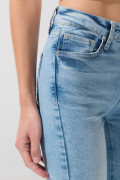 Jean flare azul claro con bolsillos, bota ancha y tiro alto