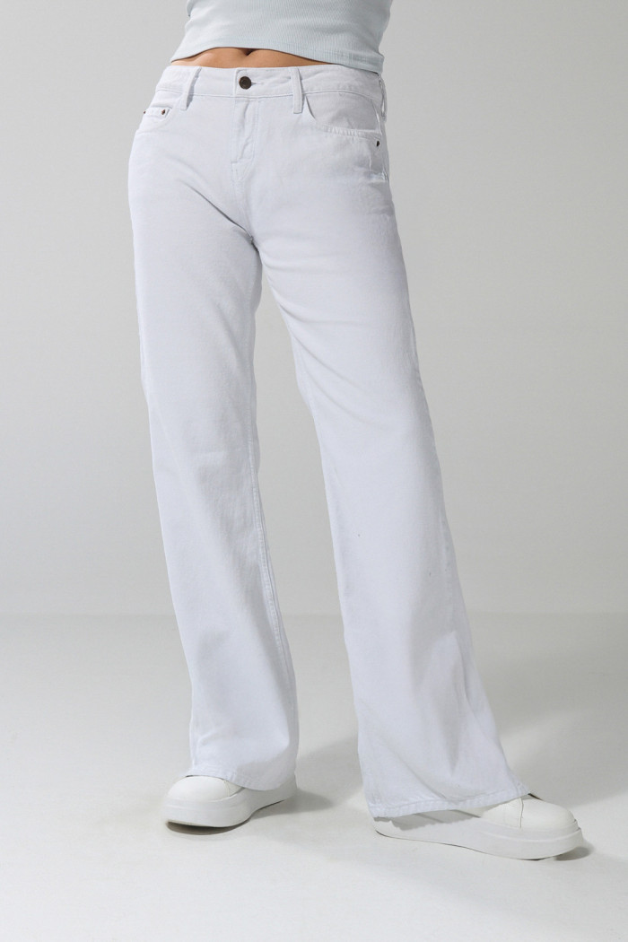 Jean flare blanco tiro medio con bota ancha y bolsillos