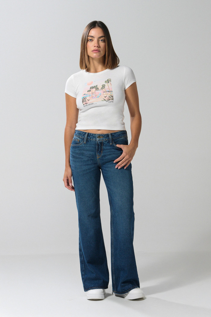 Jean flare tiro medio azul oscuro con bota ancha