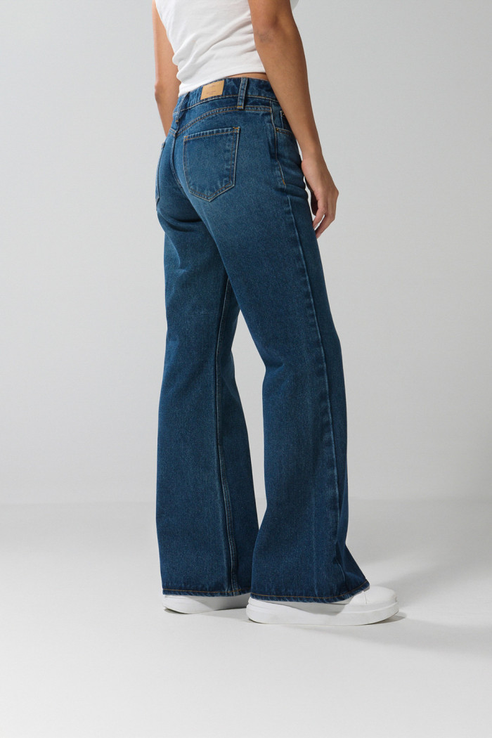 Jean flare tiro medio azul oscuro con bota ancha