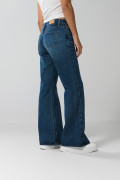 Jean flare tiro medio azul oscuro con bota ancha