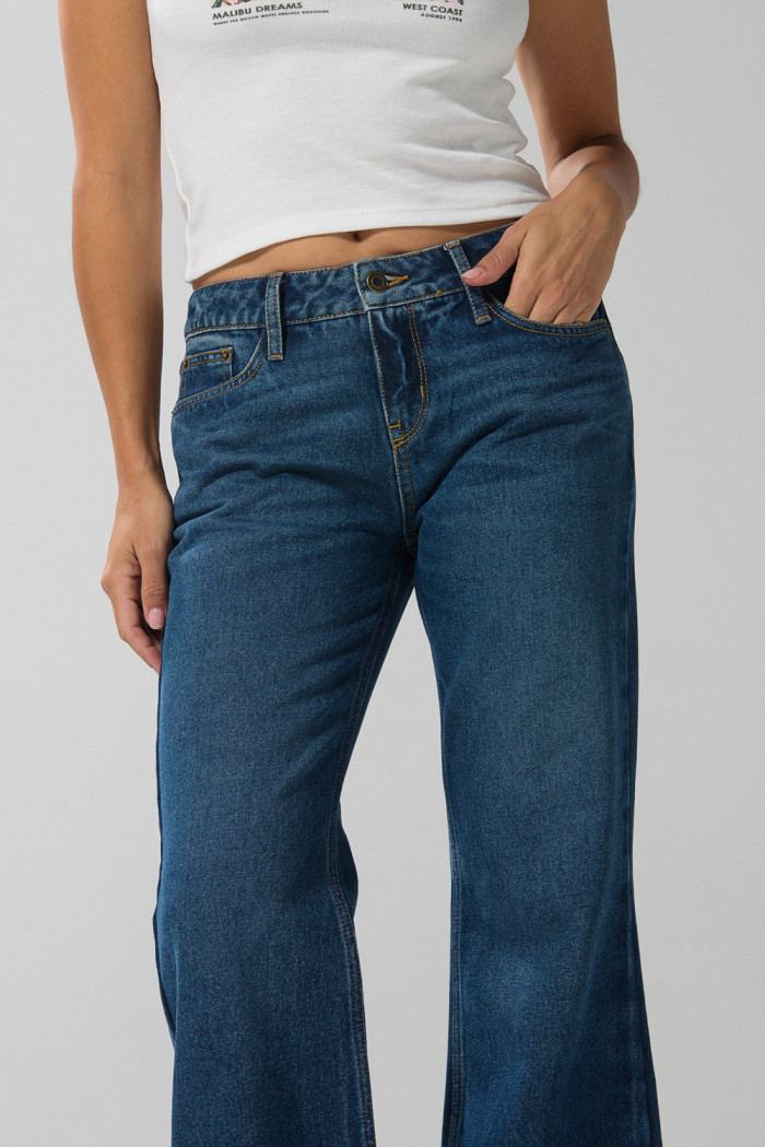 Jean flare tiro medio azul oscuro con bota ancha