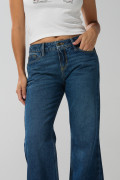 Jean flare tiro medio azul oscuro con bota ancha