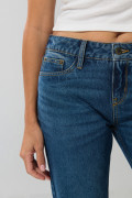 Jean flare tiro medio azul oscuro con bota ancha