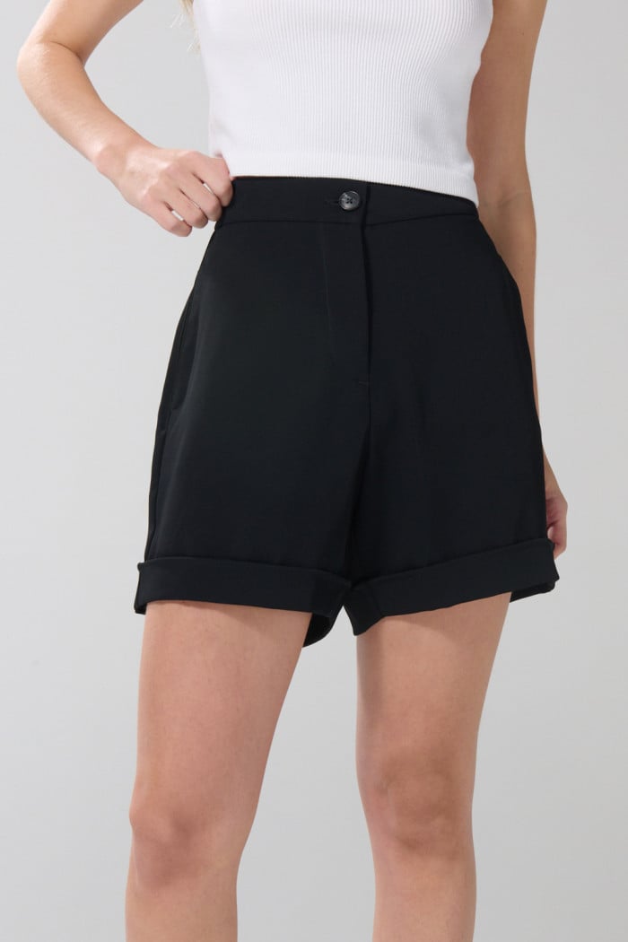 Short negro en tela con tiro alto y doblez en bordes