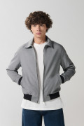 Chaqueta cazadora gris con cuello trucker y bolsillos