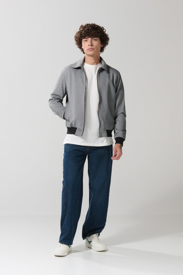 Chaqueta cazadora gris con cuello trucker y bolsillos