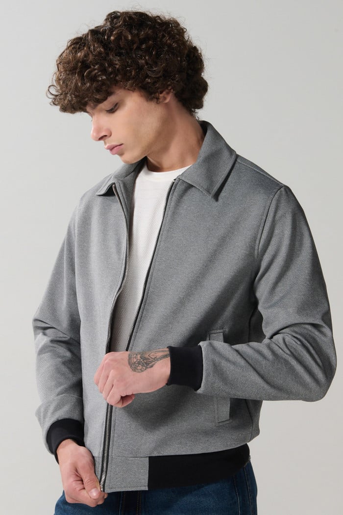 Chaqueta cazadora gris con cuello trucker y bolsillos