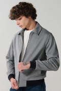 Chaqueta cazadora gris con cuello trucker y bolsillos