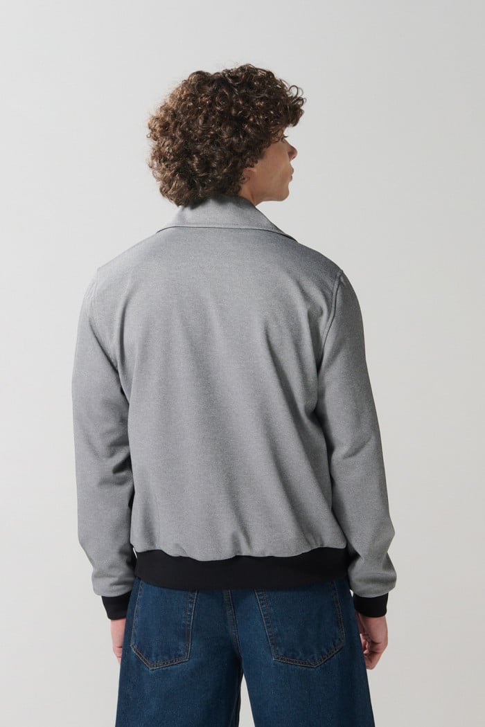 Chaqueta cazadora gris con cuello trucker y bolsillos
