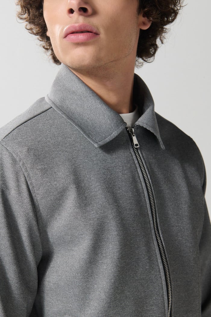 Chaqueta cazadora gris con cuello trucker y bolsillos